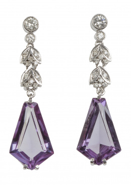 152.  Pendientes largos con Alejandrita trapezoidal que pende de hojitas y chatones de brillantes