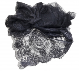 761.  Mantilla rectangular en hilo negro con decoración floral, pp. del S. XX.