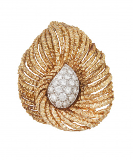 110.  Broche años 50 con diseño de pluma ondulada con centro en forma de gota cuajado de brillantes