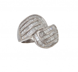 143.  Sortija de diamantes talla baguette con frente a modo de turbante 
