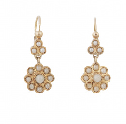 58.  Pendientes S. XIX de perlitas de vidrio con rosetón que penden de trébol 