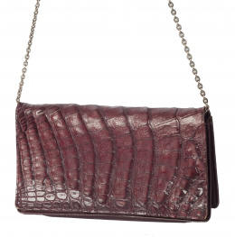 397.  Clutch de piel de cocodrilo burdeos con asa  de cadena plateada
