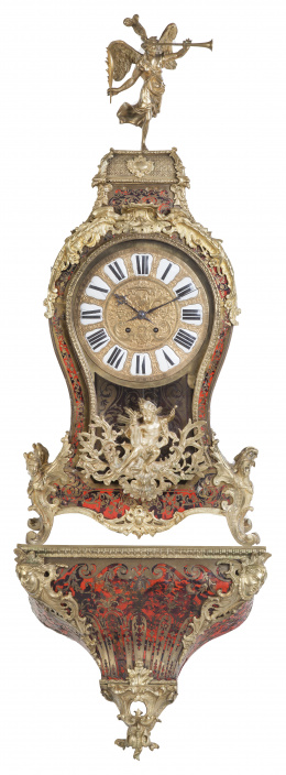1065.  Reloj de estilo Luis XIV de estilo Boulle en bronce dorado y carey y bronce, sobre peana.Francia, segunda mitad del S. XIX.