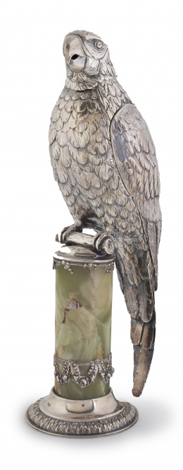 1078.  Loro con forma de botella en plata sobre columnilla de ónix, ley 925. Escocia, S. XX.