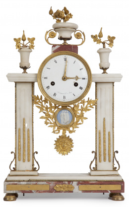 1062.  Reloj de pórtico Luis XVI en mármol, bronce dorado y placa de biscuit de Wedgwood.Francia, h. 1780.