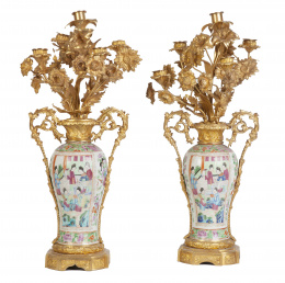 987.  Pareja de jarrones en porcelana esmaltada de familia rosa, transformados en candelabros, con monturas de bronce dorado.Trabajo cantonés, S. XIX.