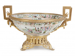986.  Centro en porcelana esmaltada de familia rosa con montura en bronce dorado.Trabajo cantonés, S. XIX.