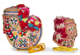 703.  Lote de dos gorros regionales de Montehermoso (Cáceres), uno de niña.