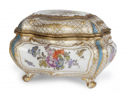 1057.  Caja de porcelana dorada y esmaltada.París, S. XIX.