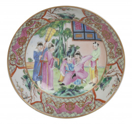 1000.  Plato en porcelana esmaltada de la "familia rosa cantonesa".Cantón, S. XIX.