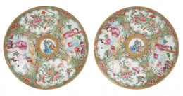 999.  Pareja de platos en porcelana esmaltada de la "familia rosa cantonesa".China, S. XIX.