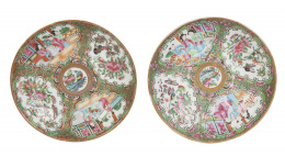 998.  Pareja de platos en porcelana esmaltada de la "familia rosa cantonesa".China, S. XIX.