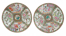 1001.  Pareja de platos en porcelana esmaltada de la "familia rosa cantonesa".China, S. XIX.