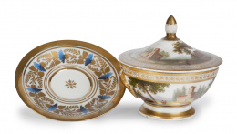 1056.  Lote formado por: bombonera con tapa y plato de porcelana esmaltado en dorado y azul.París, primer cuarto del S. XIX.