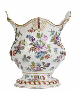 1095.  Florero en porcelana esmaltada decorada con ramilletes.París, S. XIX.