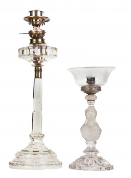 1093.  Lote formado por quinqué y lámpara de cristal, uno de Baccarat, S. XX.