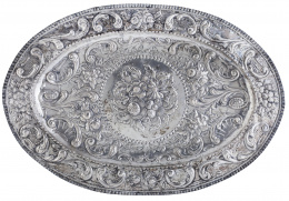 945.  Bandeja oval en plata repujada con flores y rocalla.España, S. XVIII- XIX.