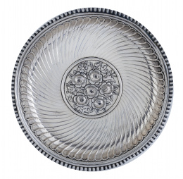 1343.  Bandeja circular en plata, con rosas en el asiento, S. XIX