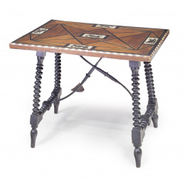 948.  Mesa con tapa en con marquetería en nogal, hueso y madera ebonizada, con diseño geométrico y aves.Trabajo mallorquín, h. 1900.
