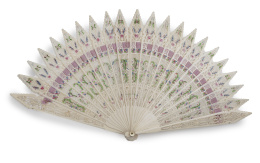 772.  Abanico brisé de marfil calado y pintado, con cinta rosa, ff. del S. XIX - pp. del S. XX.