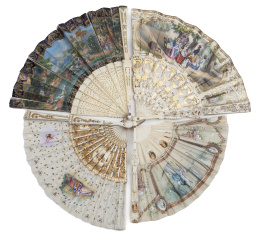 765.  Lote de cuatro abanicos con varillaje de hueso y escenas galantes, dos con paisaje pintado sobre tela, otro sobre papel y otro en encaje con aplicación de lentejuelas; ff. del S. XIX - primera mitad. del S. XX.