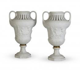 998.  Pareja de copas de biscuit de estilo Luis XVI.Samson, ff. del S. XIX.