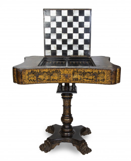 822.  Mesa de backgammon de madera lacada y dorada con tapa reversible de ajedrez en madreperla. En la tapa grabado el nombre de Rosa de Mier Varela.Trabajo chino para la exportación, h. 1860.