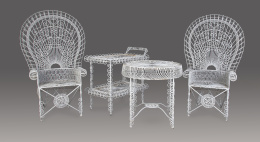 594.  Siguiendo a John Salterini (1928-1952).Conjunto de muebles de jardin de hierro forjado pintado de blanco.Formado por dos sillones con respaldo de pavo real, mesa y carrito.S. XX.