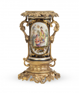 547.  Jarrón de porcelana esmaltada en azul real con reserva de escena oriental, montada en bronce dorado.París, ffs. del S. XIX.