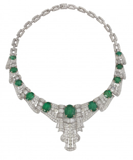 321.  Conjunto de collar y pendientes de esmeraldas, brillantes y baguettes años 40-50