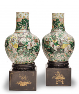 1132.  Pareja de jarrones en porcelana esmaltada con personajes en relieve de familia verde.China, dinastía Qing, S. XIX.