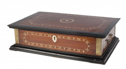 658.  Caja en madera con aplicaciones de marfil.Trabajo anglo-indio, S. XIX.