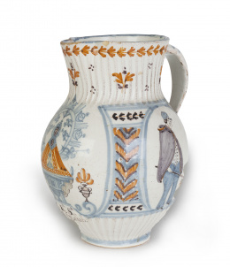 690.  Jarra de asa de cinta cerámica esmaltada en azul cobalto y ocre, decorada con la Virgen del Prado y dos personajes populares a cada lado.Talavera, h. 1830.