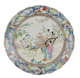 1171.  Plato en porcelana esmaltada de contorno lobulado.China, h. 1800.