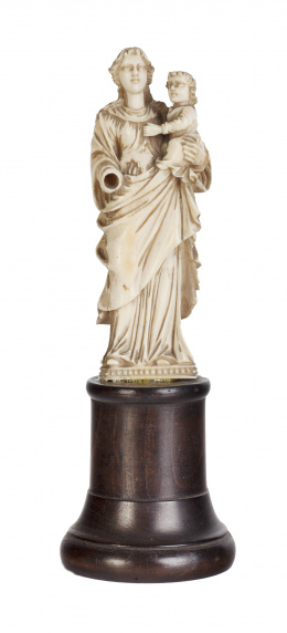 796.  Virgen con el Niño.Escultura en marfil tallado.S. XVIII.