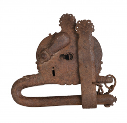 1045.  Candado en hierro forjado.Trabajo español, S. XVIII.