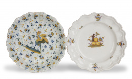 567.  Dos platos de cerámica esmaltada de la serie alcoreña.Talavera, segunda mitad del S. XVIII.