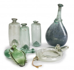947.  Lote de siete piezas en vidrio soplado verde.Castril de la Peña, S. XVIII-XIX.