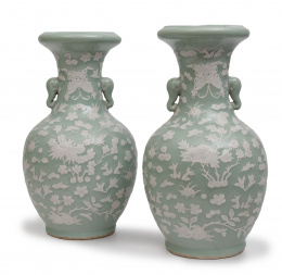 1131.  Pareja de jarrones en porcelana esmaltada en blanco y verde.China, S. XIX-XX.