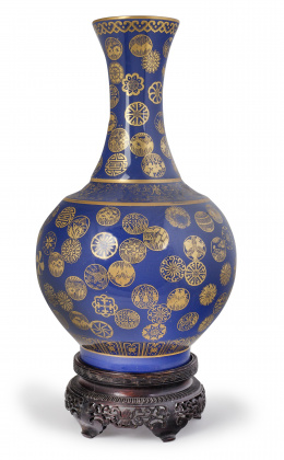 685.  Jarrón en porcelana en azul y dorado tipo "powder blue".China, S. XIX-XX.