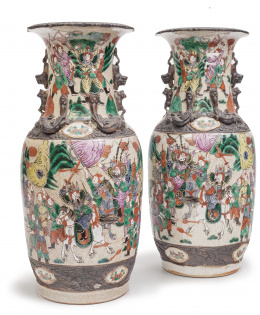 732.  Pareja de jarrones en porcelana con figuras.China, S. XIX.