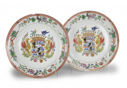 727.  Pareja de platos en porcelana esmaltada con escudo blasonado rematado por corona condal.China, S. XIX.