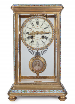1153.  Reloj de mesa con esmaltes cloisonne, metal y cristal de strass.Marcado en la esfera "H. Bach Madrid", S. XIX. 