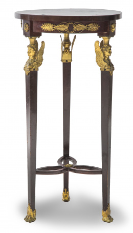 654.  Velador imperio de madera con aplicaciones de figuras aladas femeninas de metal doradoItalia, S. XIX.