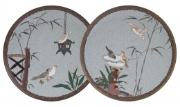 721.  Dos platos de esmalte cloissoné con decoración de aves.Japón, periodo Meiji (1868-1912).