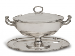 1197.  Sopera de plata en su color decorada con motivos de nudos, ley 925.S. XX.