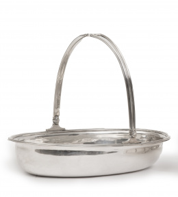 990.  Cesta de plata en su color, decorada con nudos. Ley 925.S. XX.