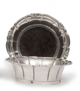 986.  Dos soportes para botellas de plata y madera. Con marcas "FWZ".Suecia, h. 1845.