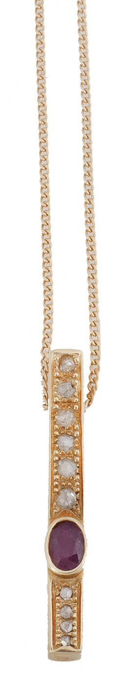 100.  Colgante en forma de barra con rubí oval y brillantes con cadena fina barbada