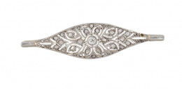 67.  Broche placa c.1910 con decoración calada, con brillante en chatón central y cuajado de diamantes